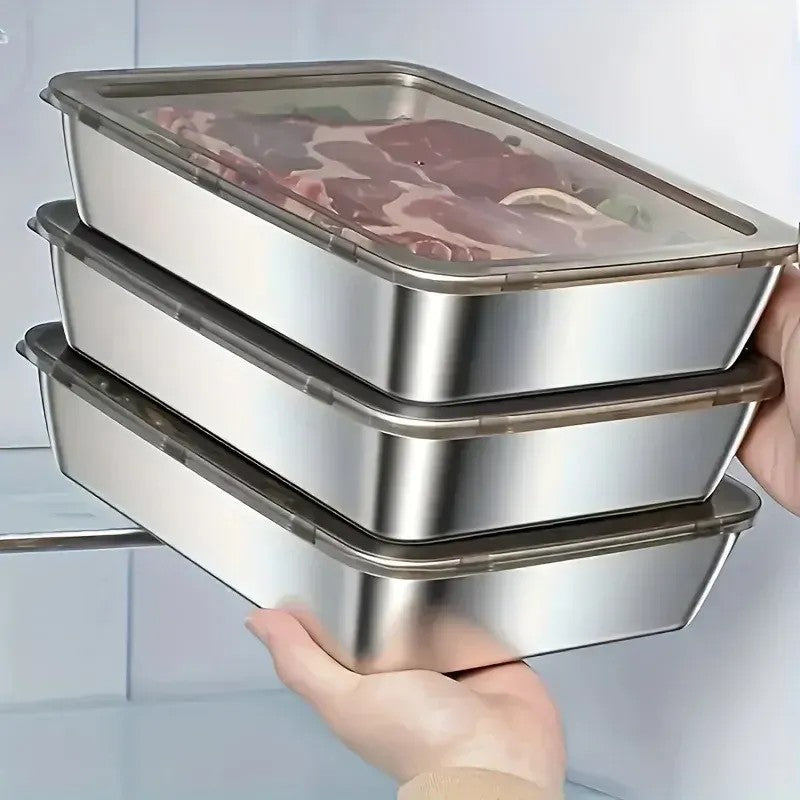 Bandejas con carne en el refrigerador